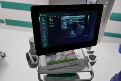 Zdjęcie przedstawia ekran dotykowy ultrasonografu, na którym  widać miejsce wkłucia igły.