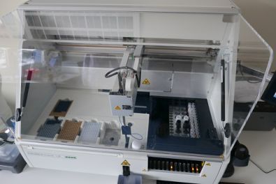 Zdjęcie z urządzeniem laboratoryjnym do badania przeciwciał przeciw SARS