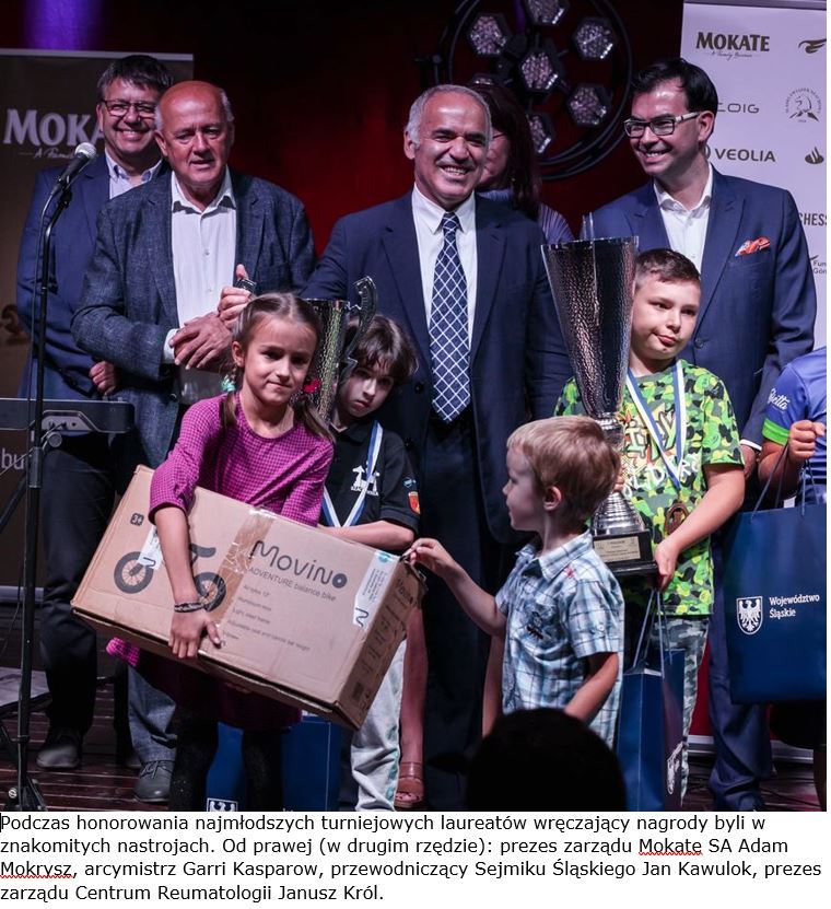 Na zdjęciu: arcymistrz Garii Kasparow, przewodniczący Jan Kawulok oraz prezesi Adam Mokrysz i Janusz Król wraz z grupą nagrodzonych dzieci.
